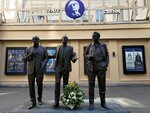 Памятник народным артистам СССР Василию Лановому, Владимиру Этушу и Юрию Яковлеву (Kaloshin Lane, 10с2) ، نصب تذكاري للحرب، مقبرة جماعية