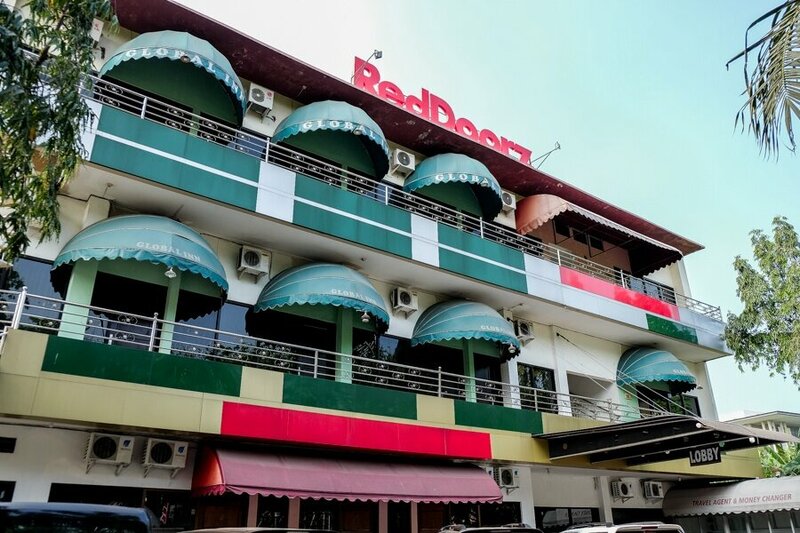 Гостиница RedDoorz near Juanda International Airport