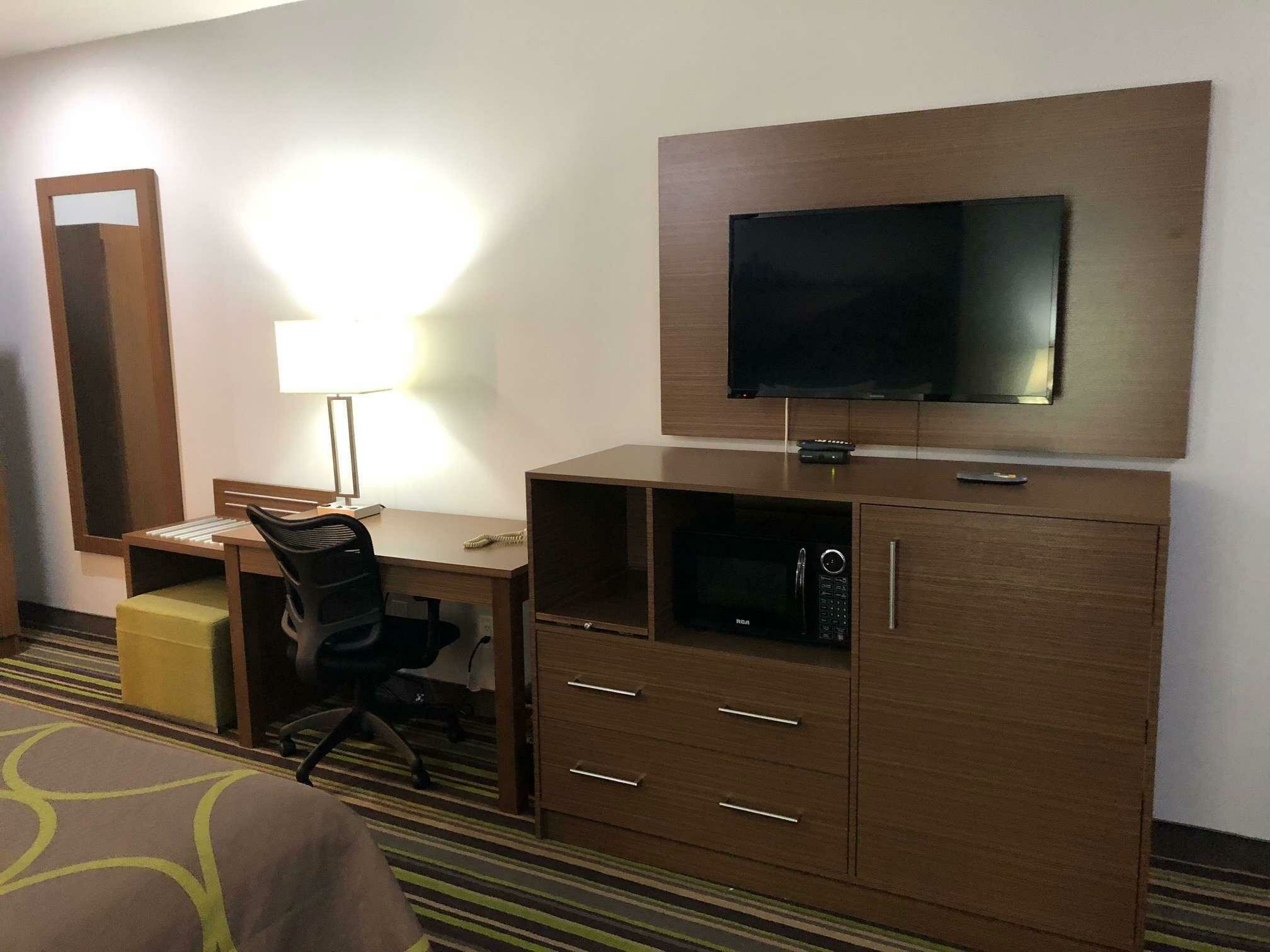 Фото Super 8 by Wyndham Ambassador Bridge Windsor On