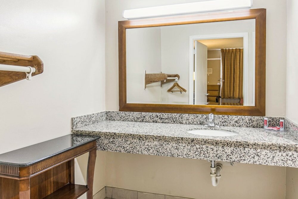 Фото Econo Lodge North