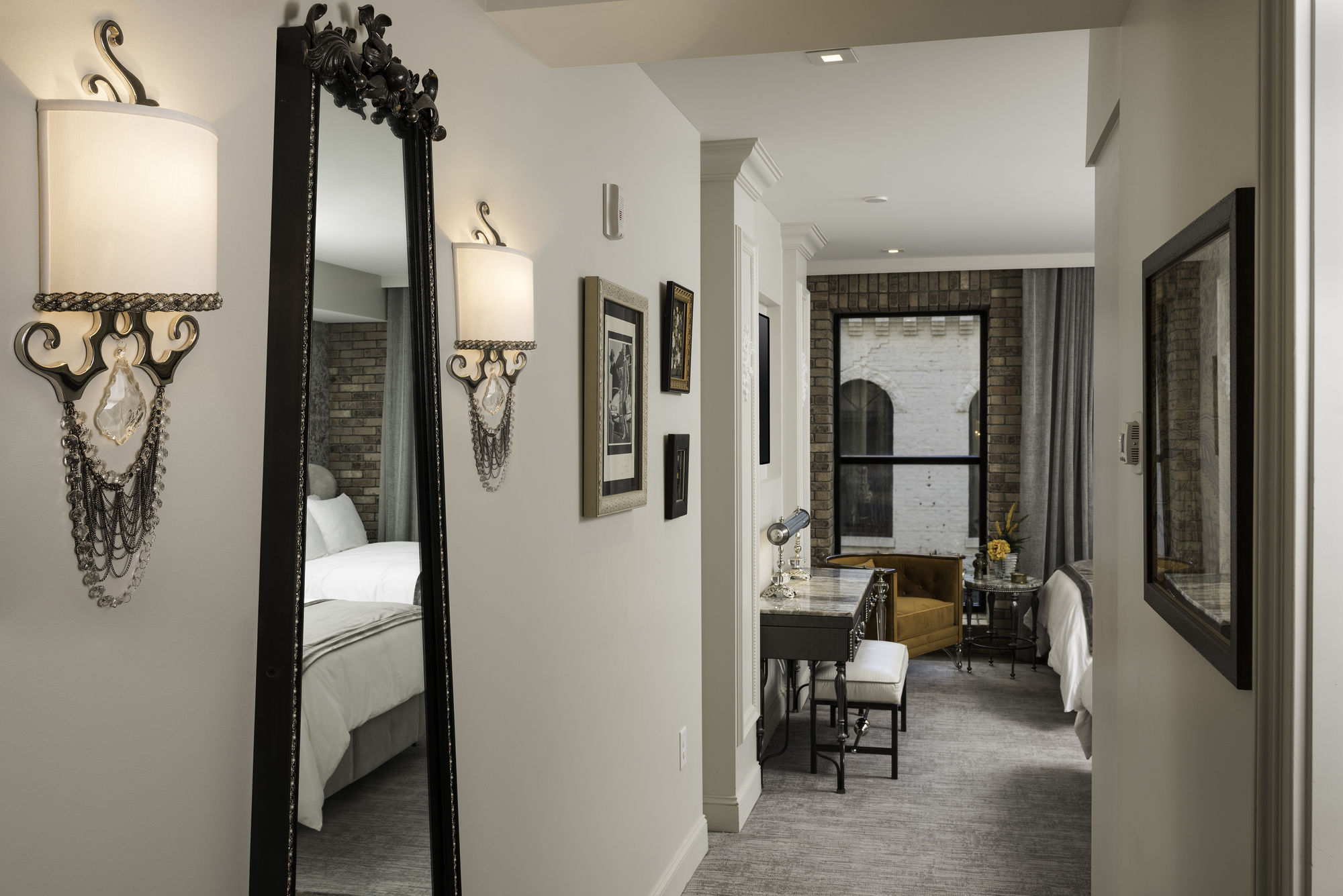 Фото The Ivey's Hotel