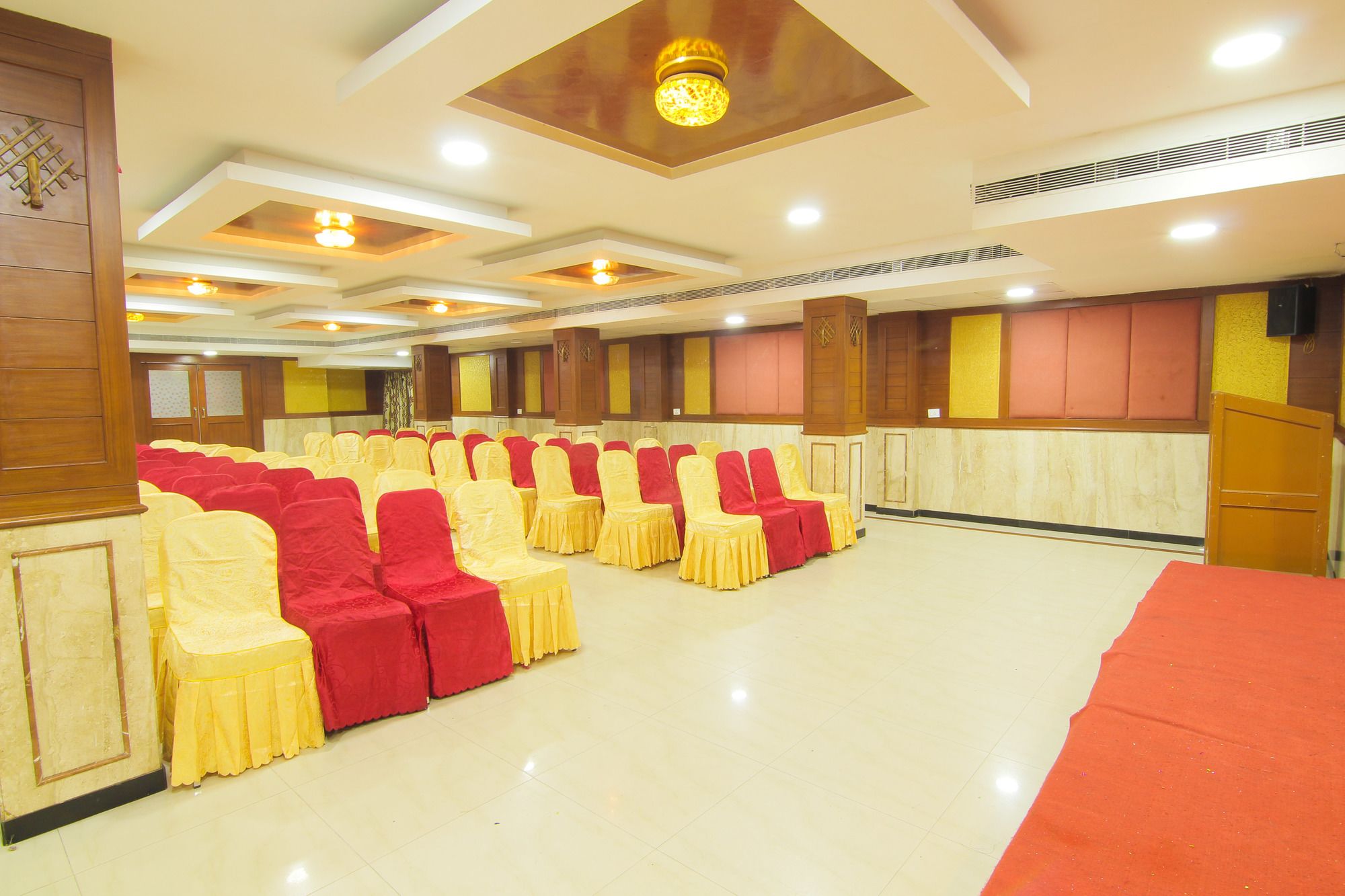 Фото Maple Tree Hotels