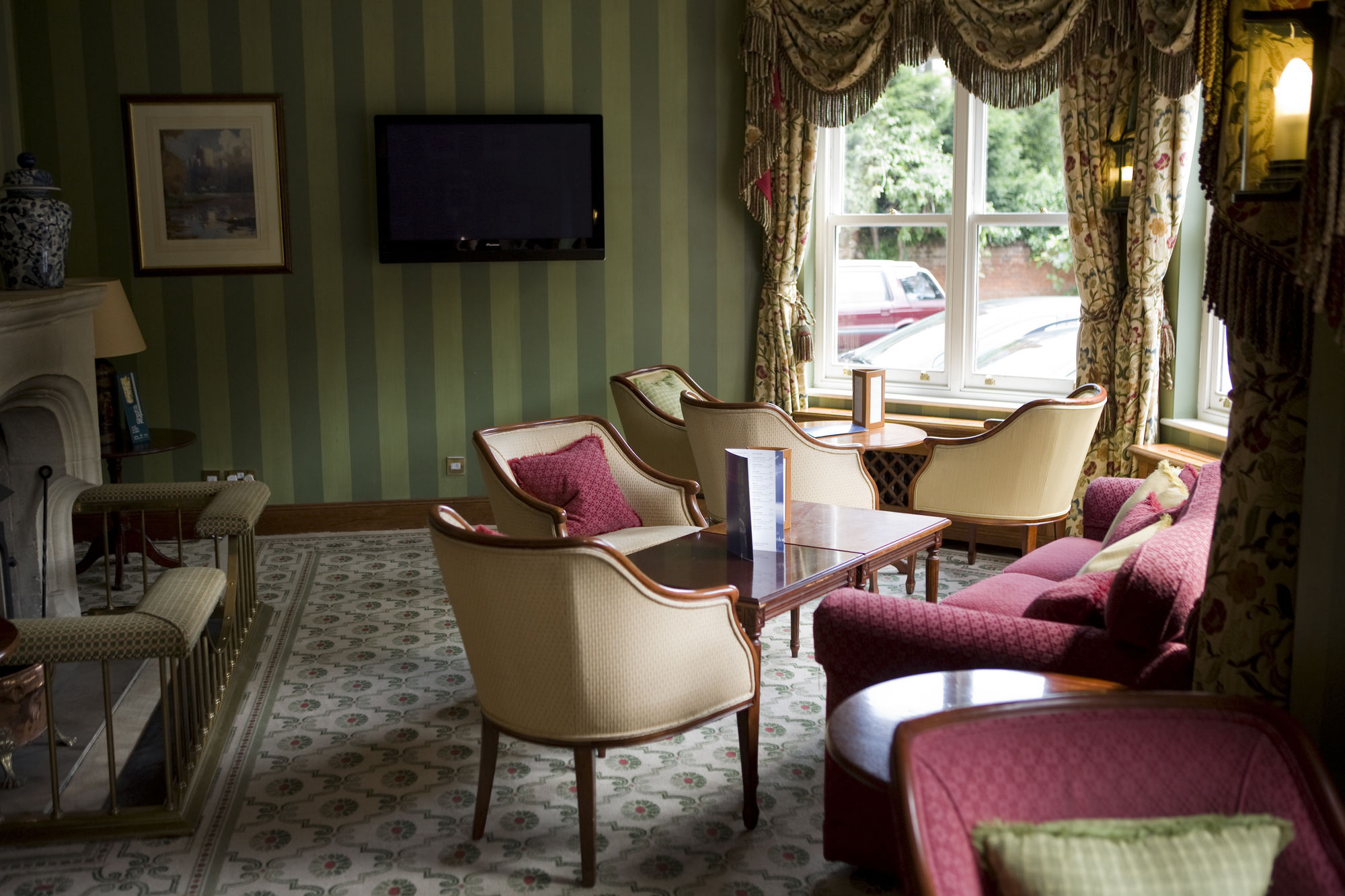 Фото Cotswold Lodge Hotel