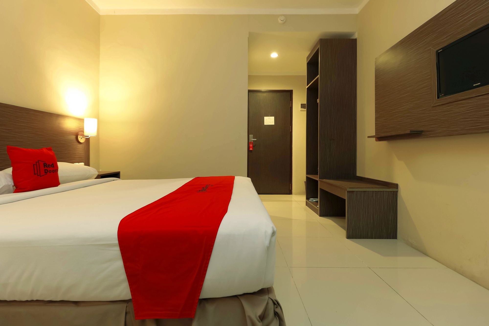 Фото RedDoorz Plus near Pantai Losari