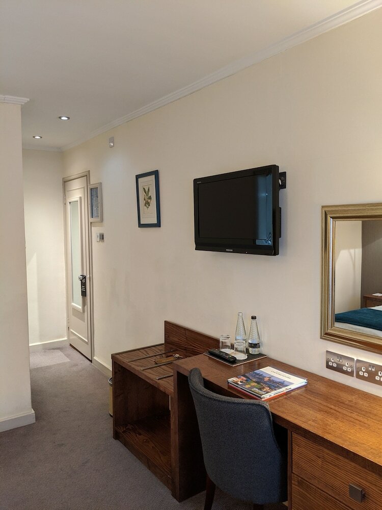 Фото Cotswold Lodge Hotel