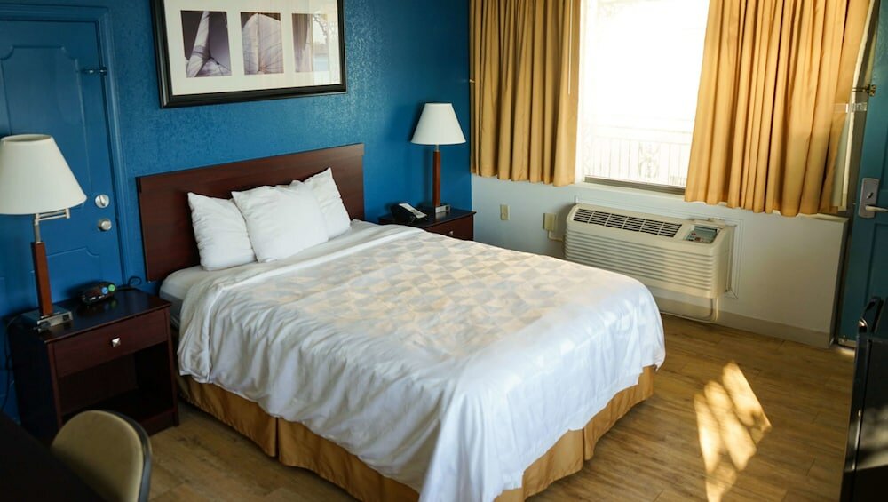 Фото Airport Waterfront Inn