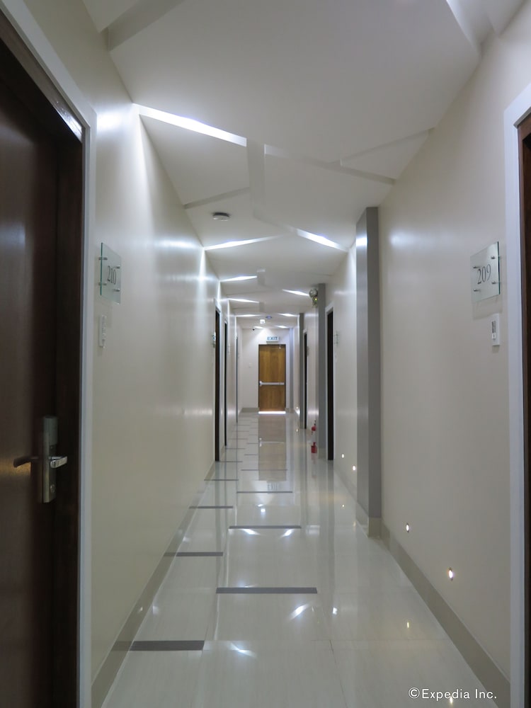 Фото 717 Cesar Place Hotel