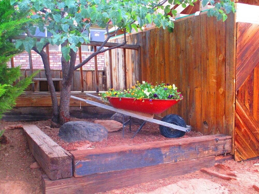 Фото Broken Spur Inn & Steakhouse