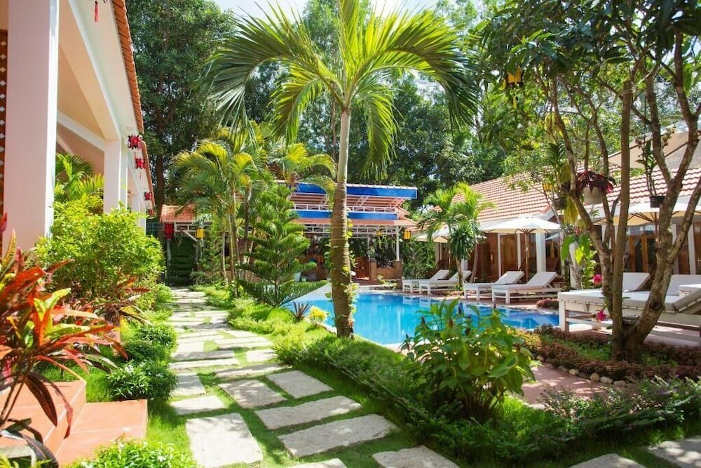 Фото Little Garden Bungalow