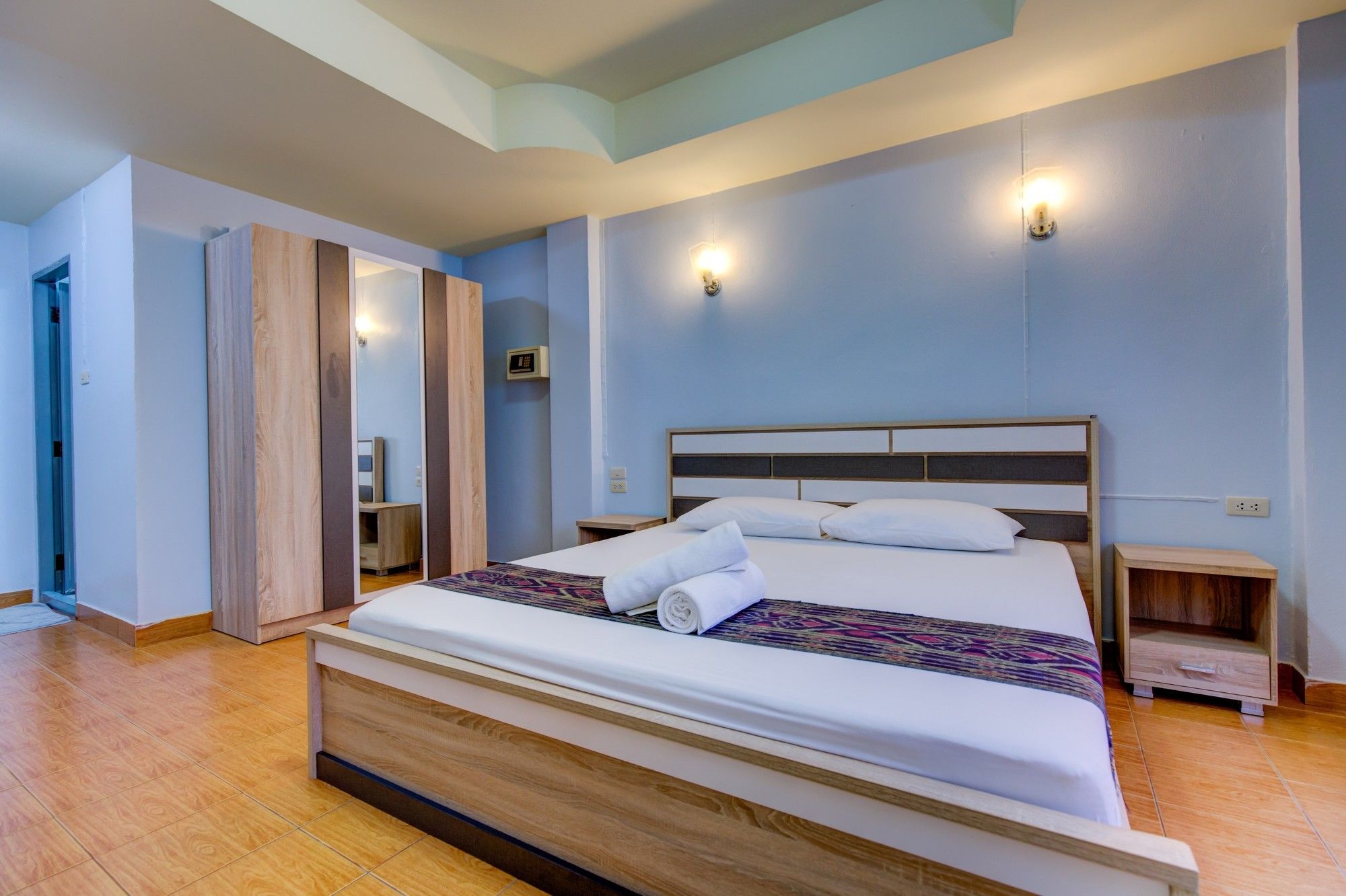 Фото I-Rovers Sports Bar & Guesthouse