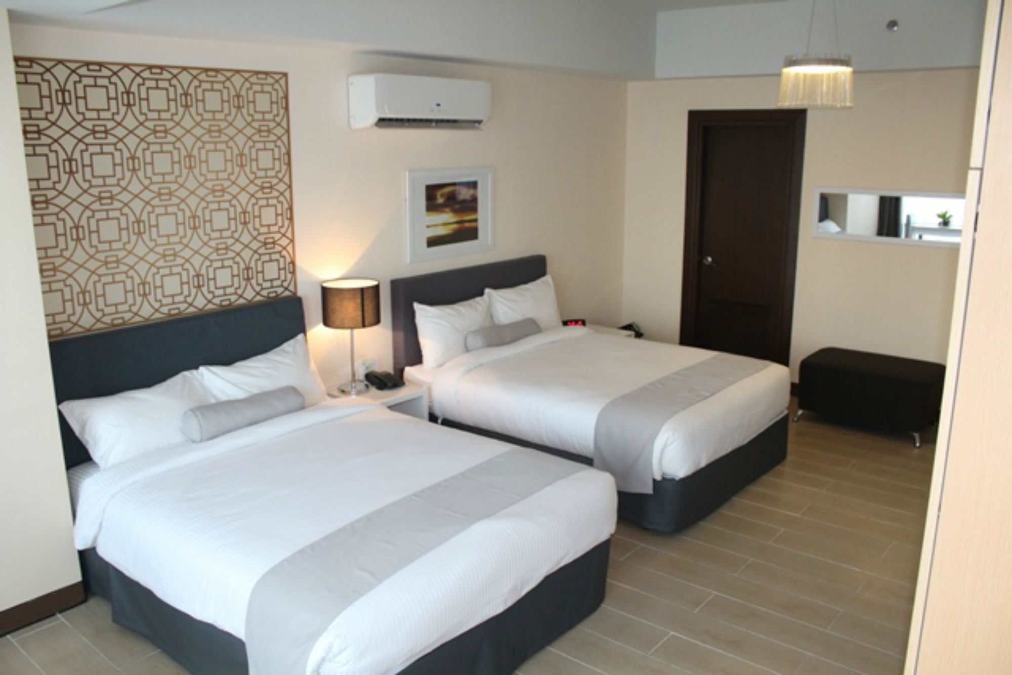 Фото CSuites at Two Central Residences