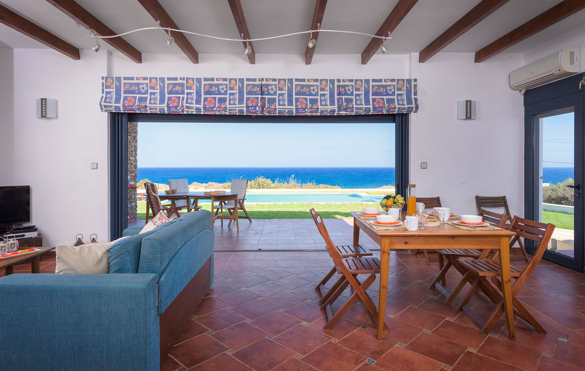 Фото Cristelia Luxury Sea Front & Pool Villa