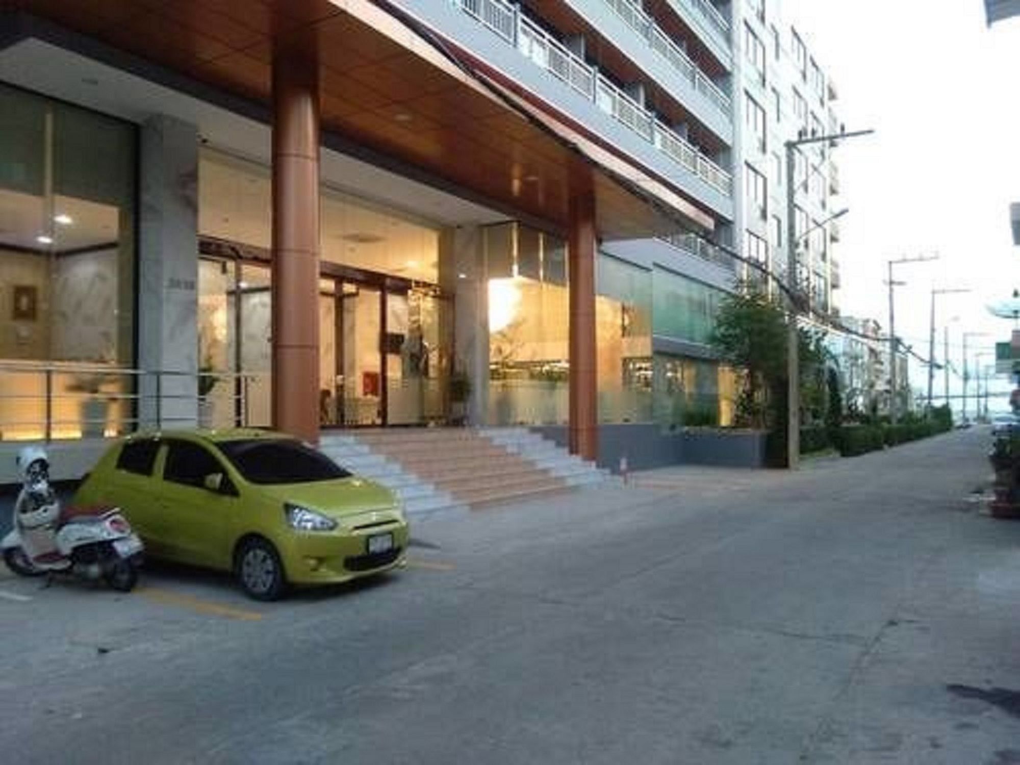 Фото Golden Jomtien Beach Hotel