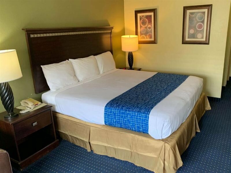 Фото Travelodge by Wyndham Odessa