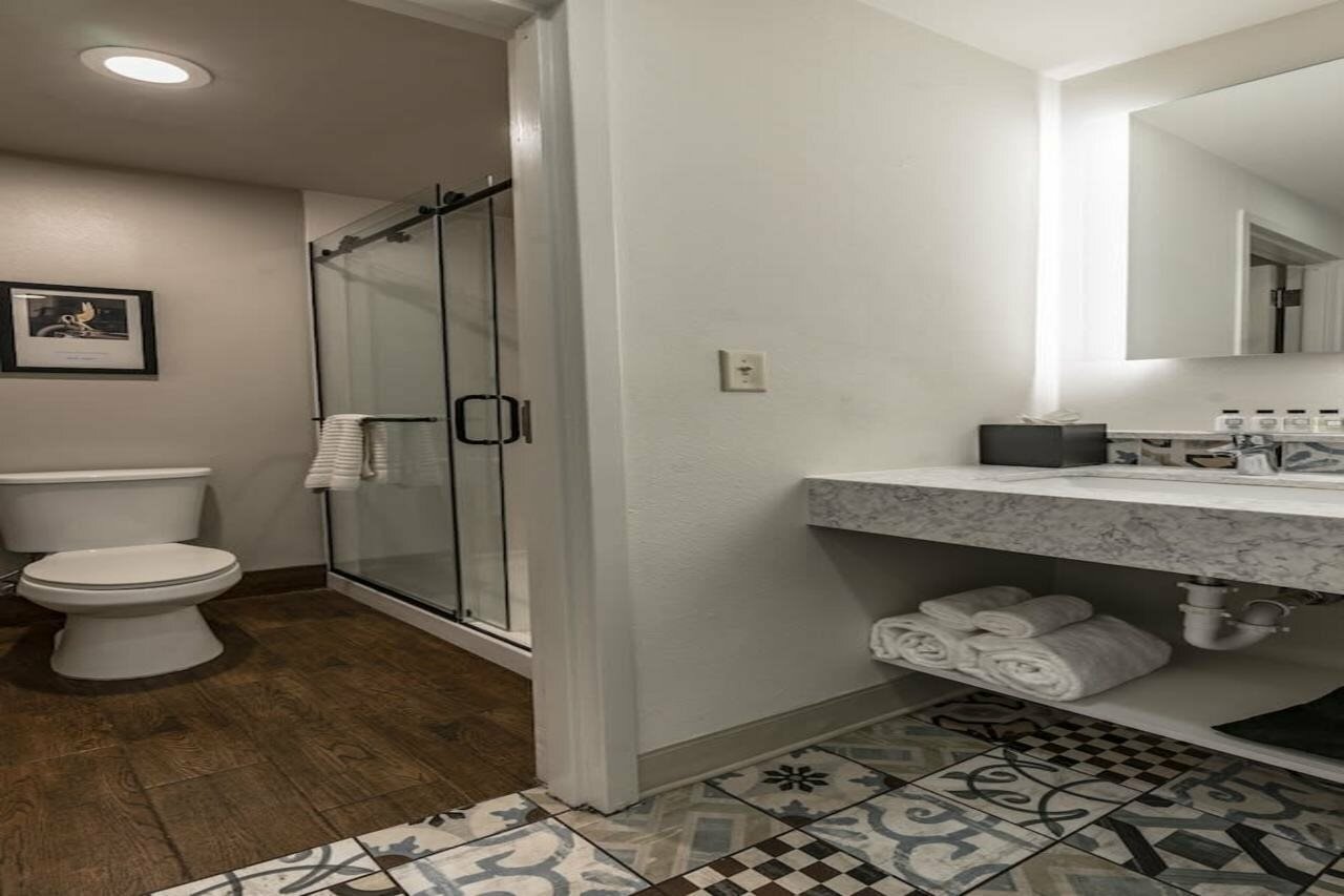 Фото St Charles Coach House, Ascend Hotel Collection