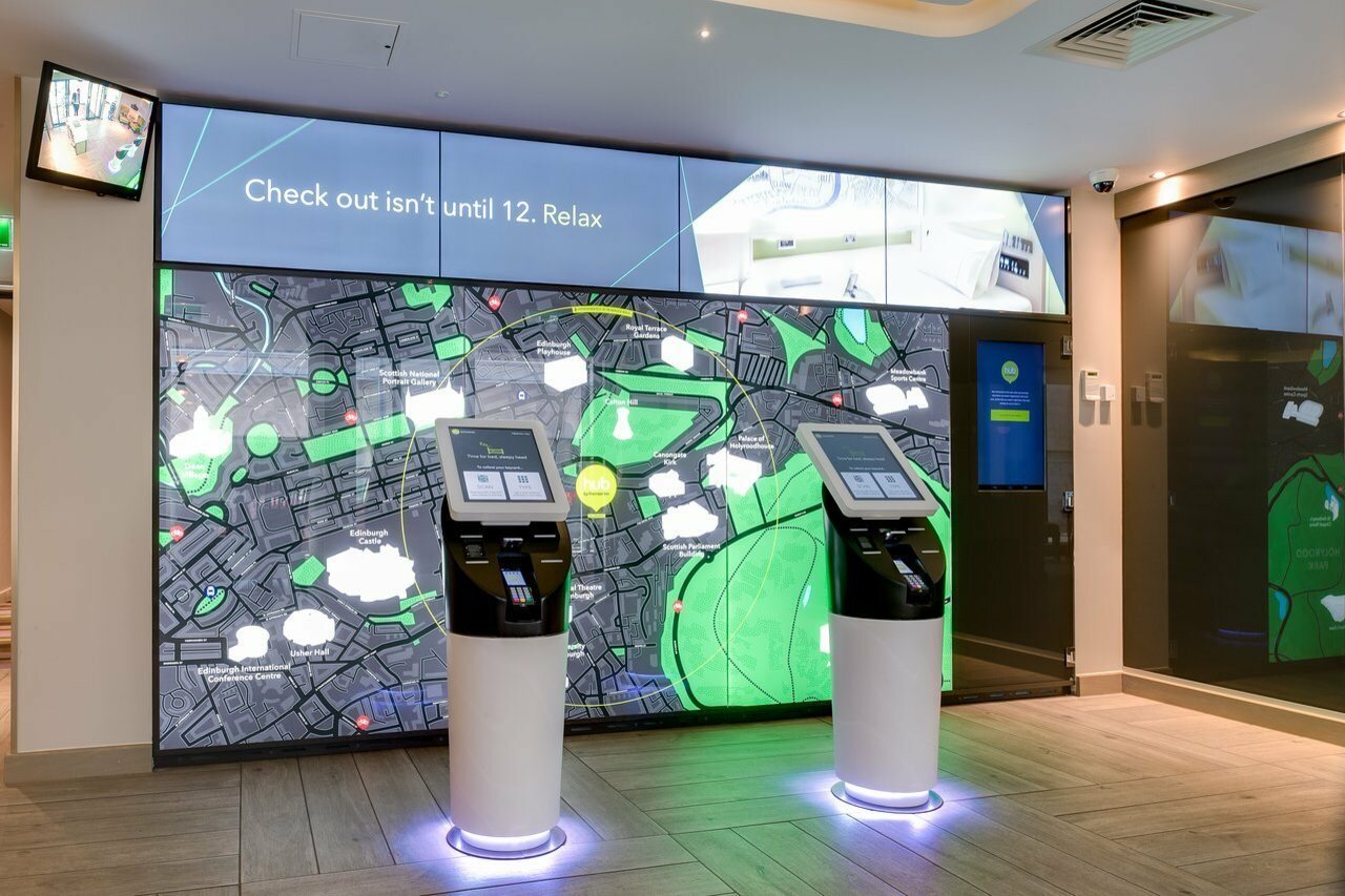 Фото Hub by Premier Inn Edinburgh Royal Mile