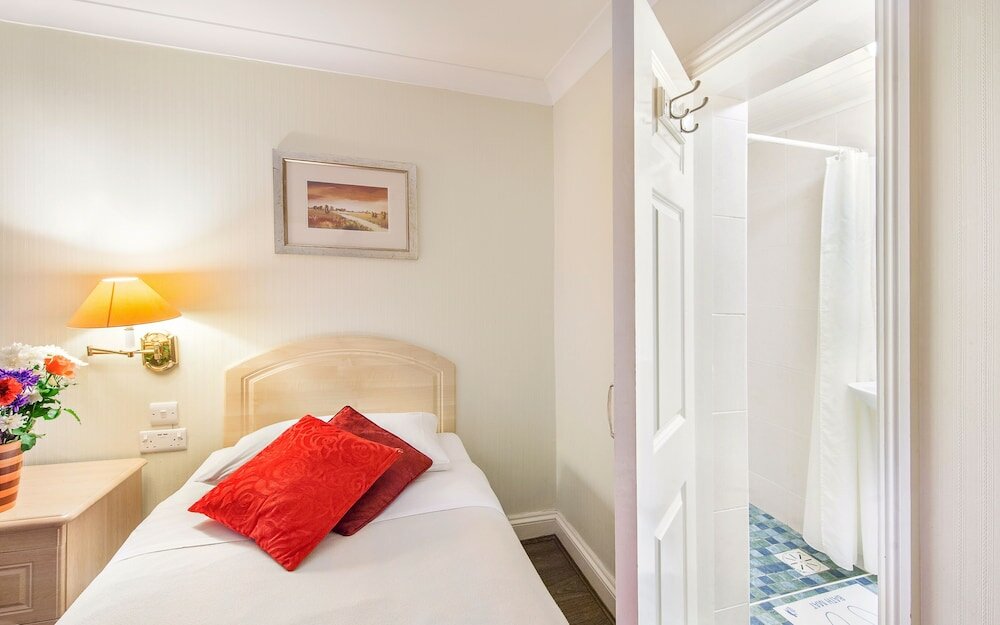 Фото The Fairway Hotel