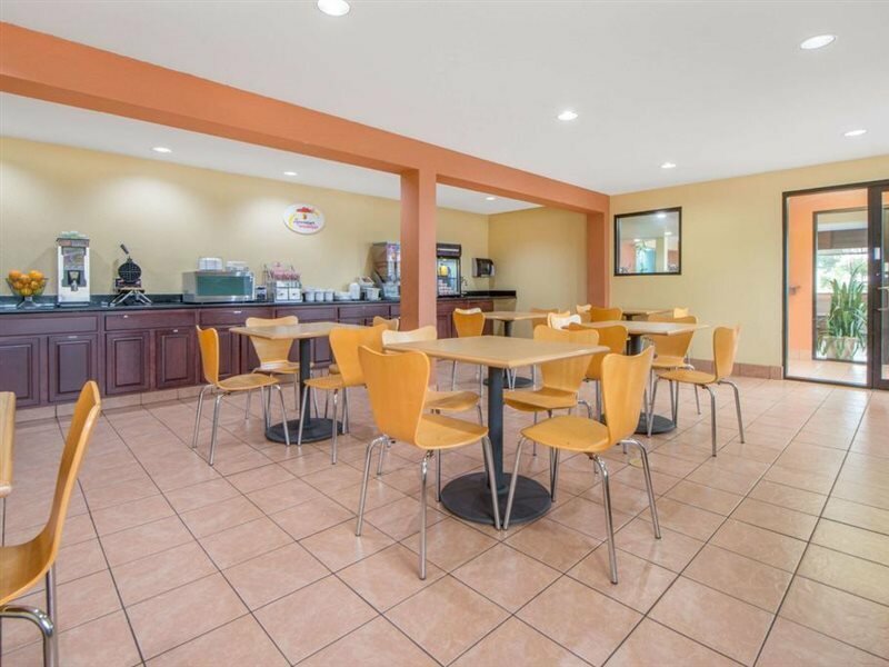 Фото Super 8 by Wyndham Tulsa