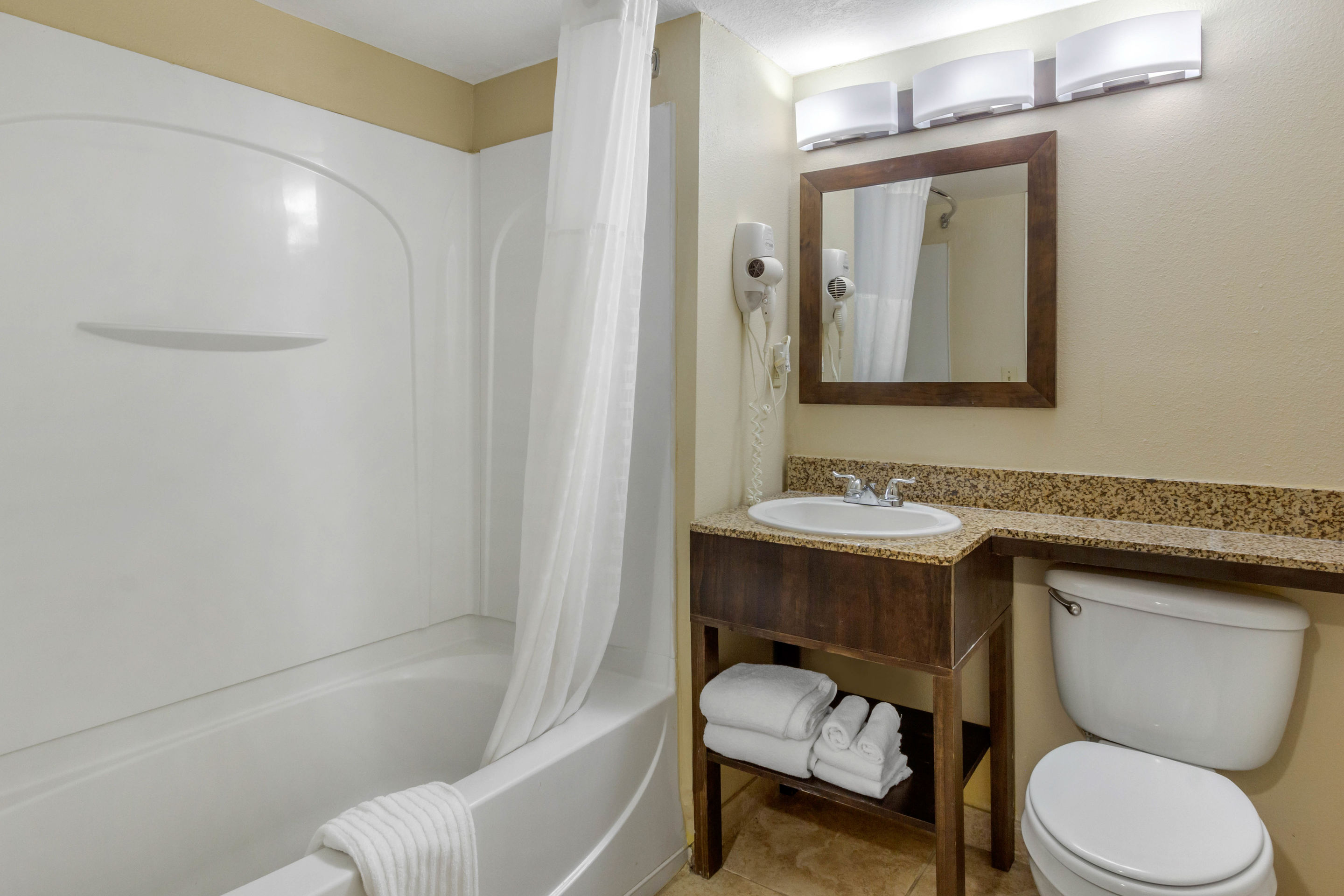 Фото Comfort Suites Tallahassee Downtown