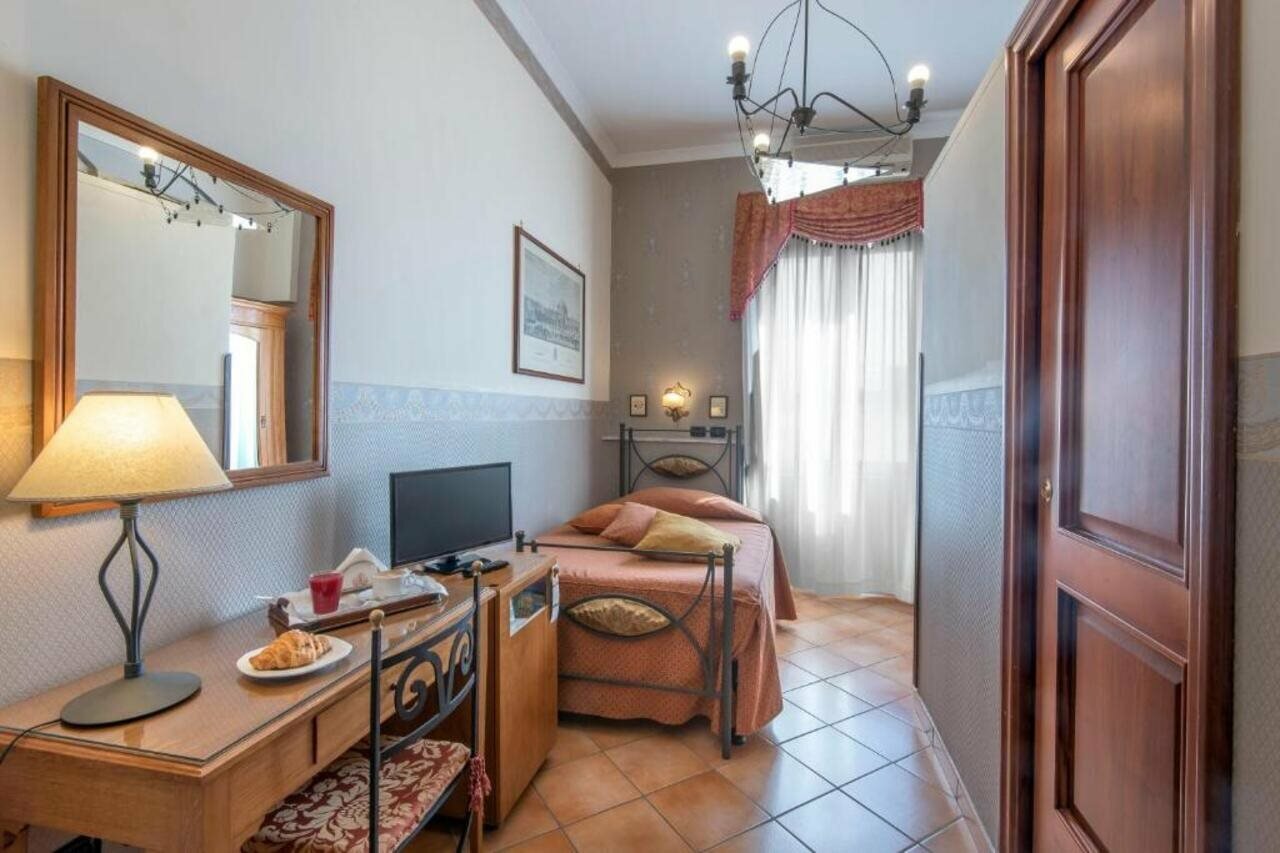 Фото Pinto Storey Hotel
