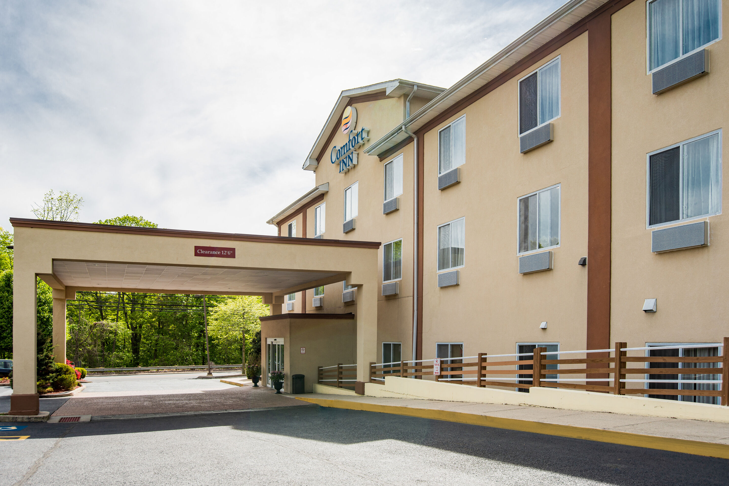 Фото Clarion Hotel & Suites Hamden - New Haven