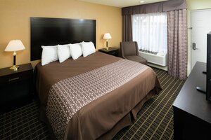 Гостиница Red Lion Inn & Suites Redding
