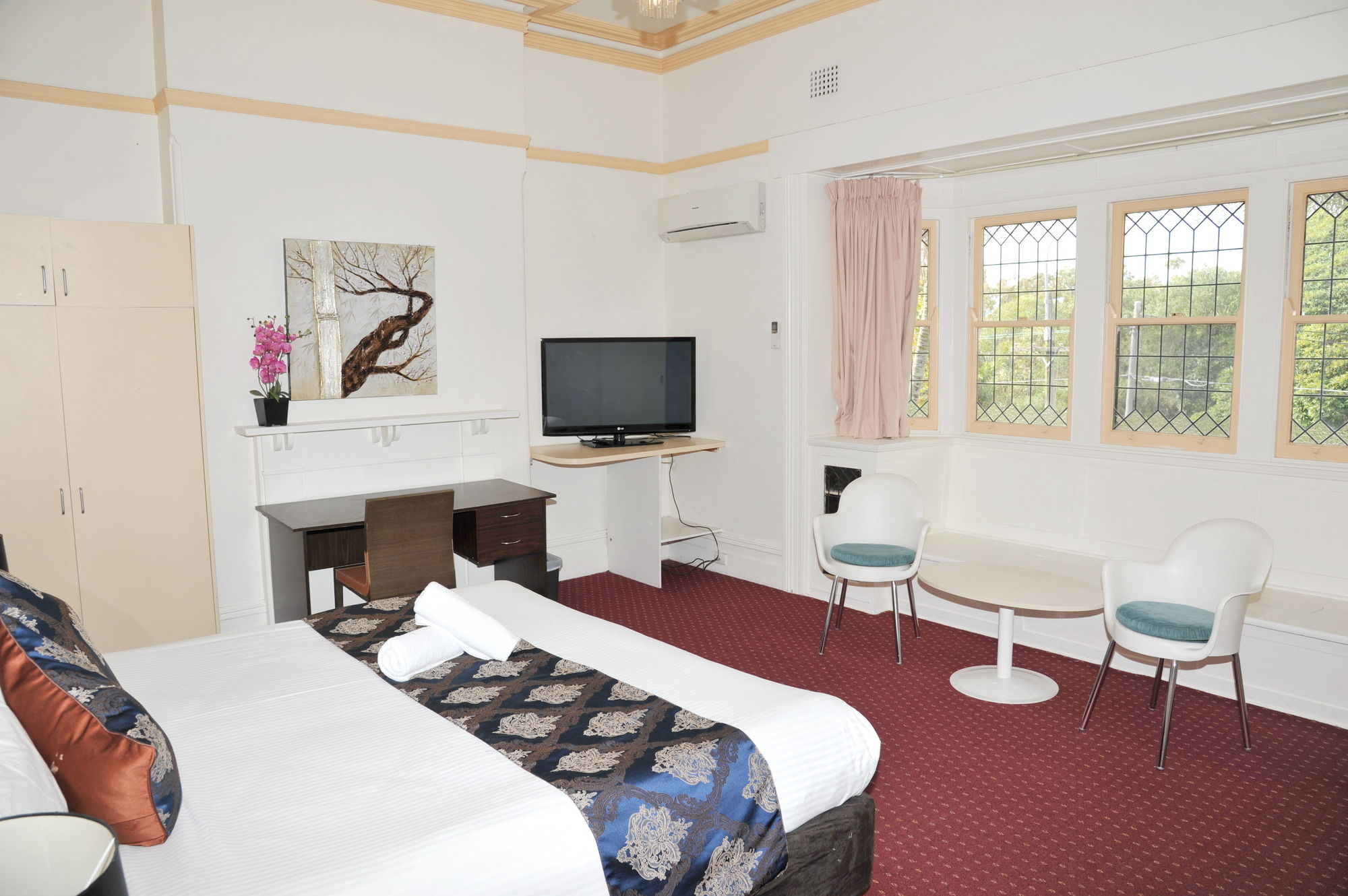 Фото The North Shore Hotel