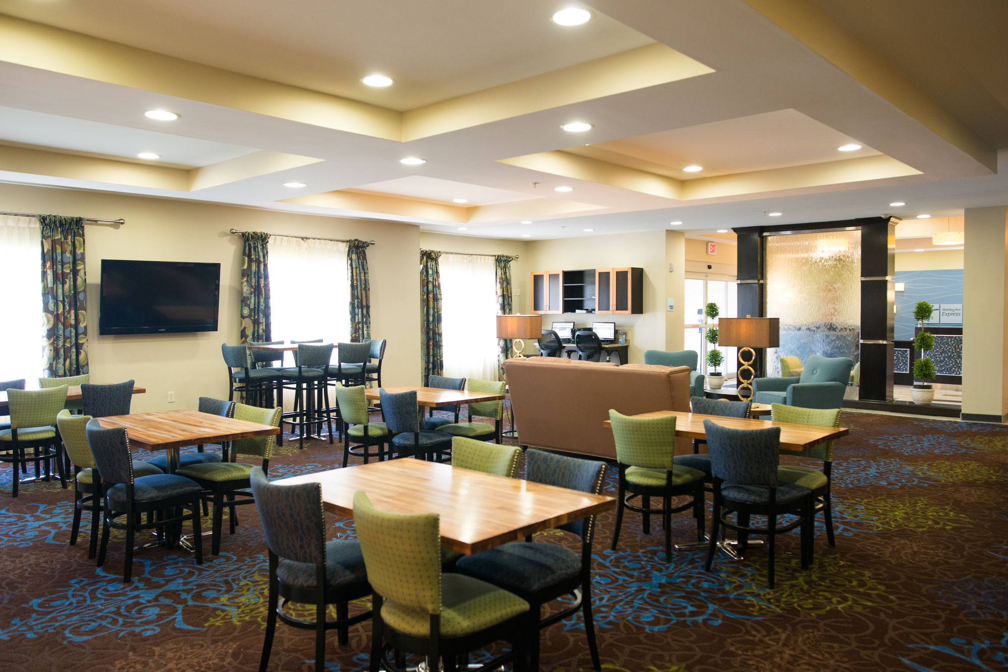 Фото Holiday Inn Express Hotel & Suites Albert Lea - I-35, an Ihg Hotel