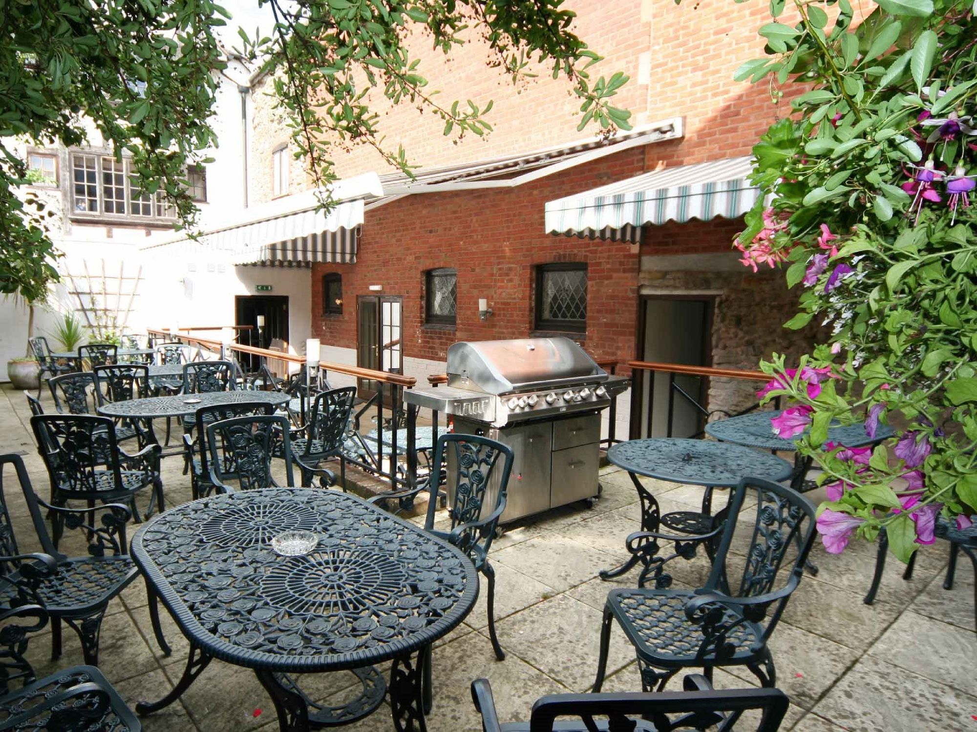 Фото The Feathers Hotel