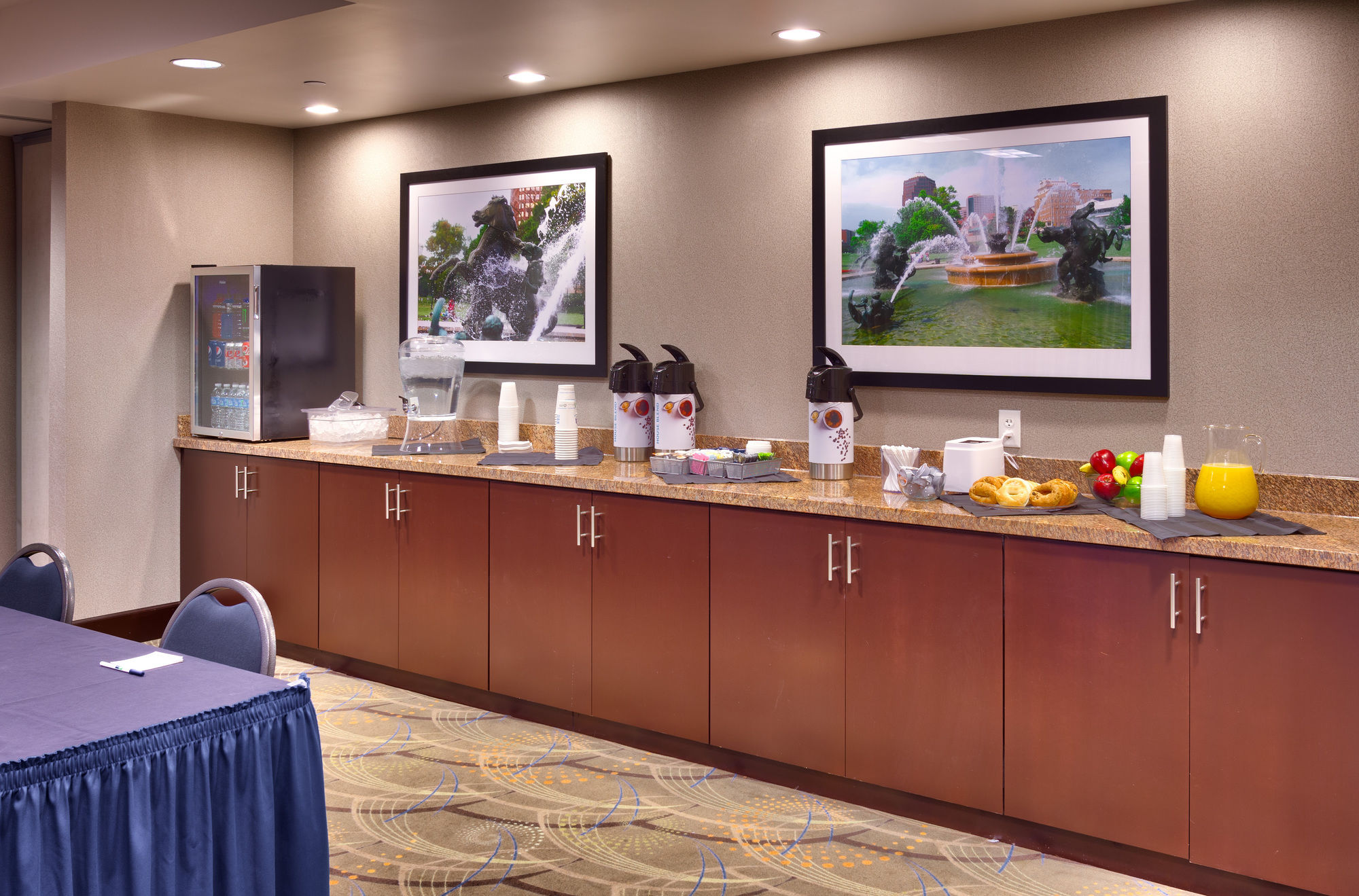 Фото Holiday Inn Express and Suites Overland Park, an Ihg Hotel