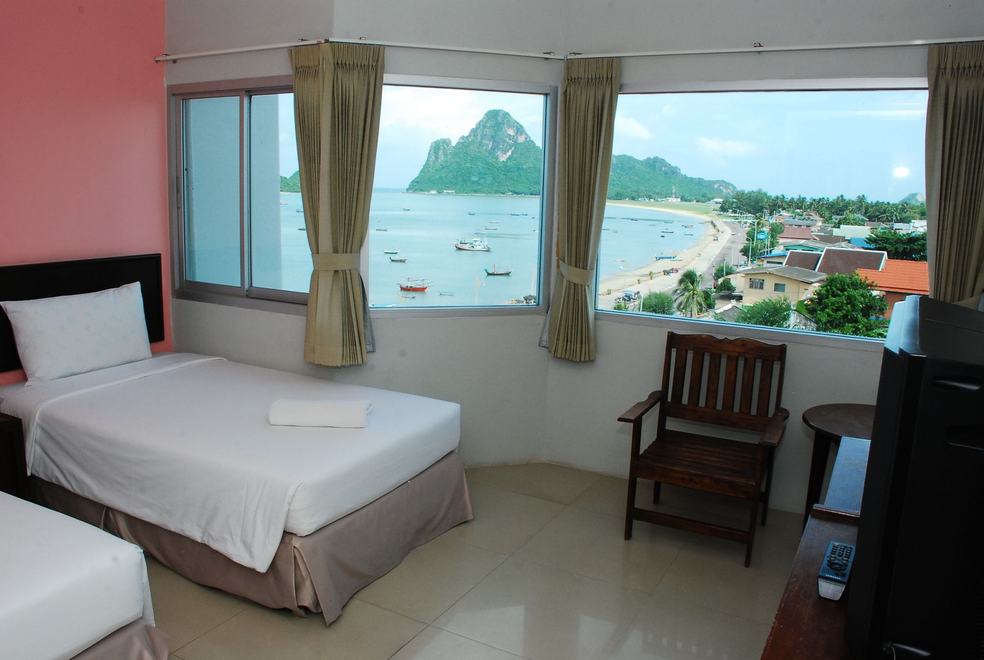 Фото Prachuap Beach Hotel