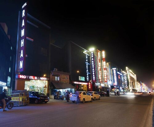 Гостиница Hotel Ramhan Palace в Дели