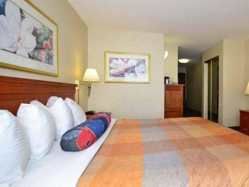 Фото Best Western Plus Airport Inn & Suites