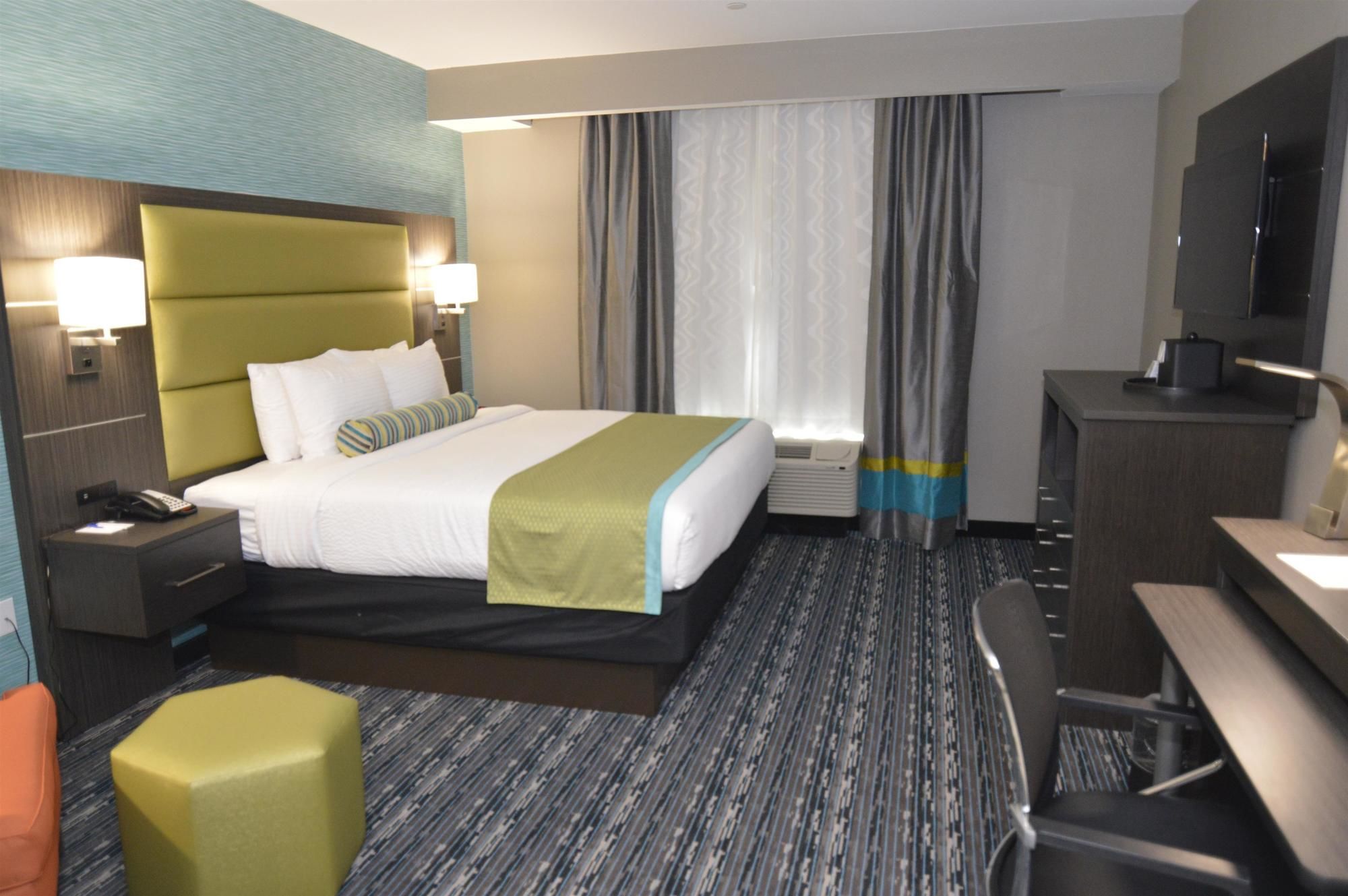 Фото Best Western Plus Pasadena Inn & Suites