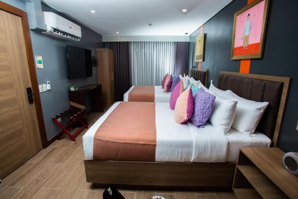 Фото Unwnd Flats Makati