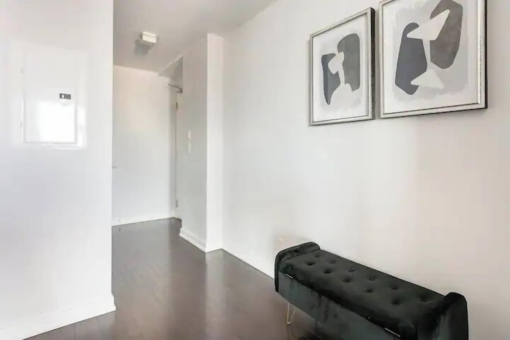 Фото Elegant Suites - Cn Tower & Lake View