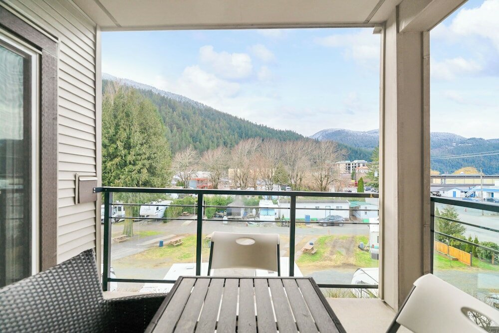 Фото Elevated Escapes 2br Suite Overlooking Lake