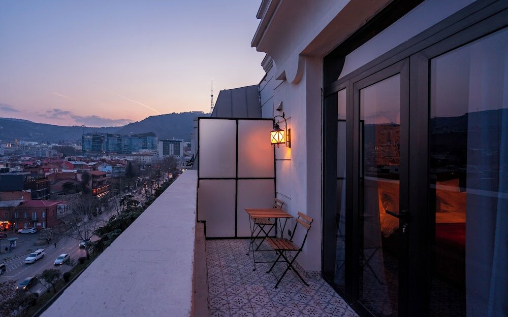 Фото Zorba & Bond hotel on the 8th