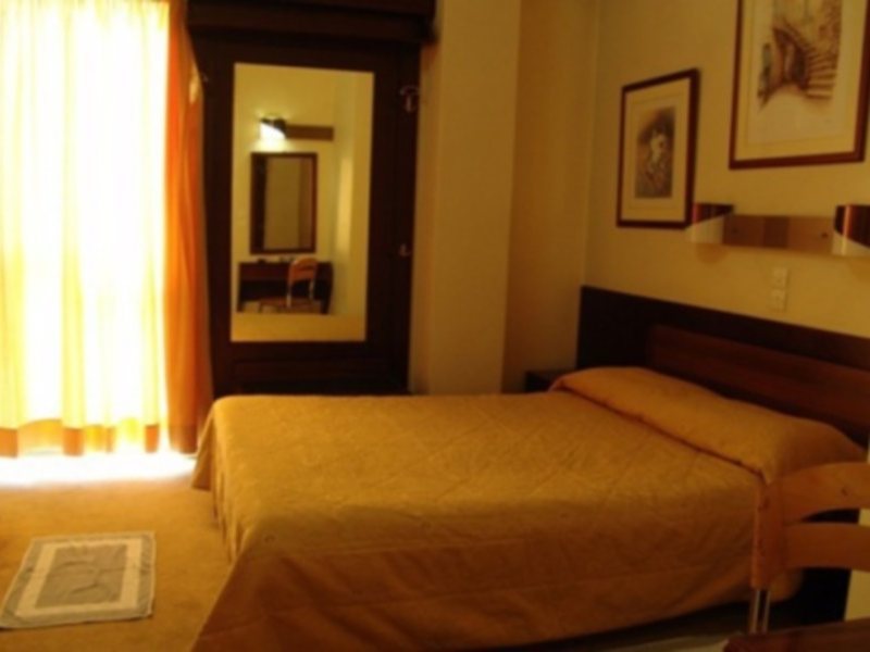 Фото Claridge Hotel