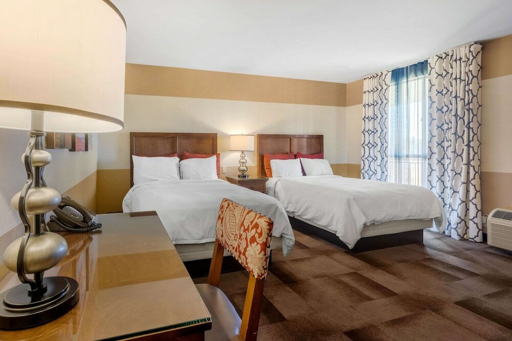 Фото Carlton Oaks Lodge, Ascend Hotel Collection