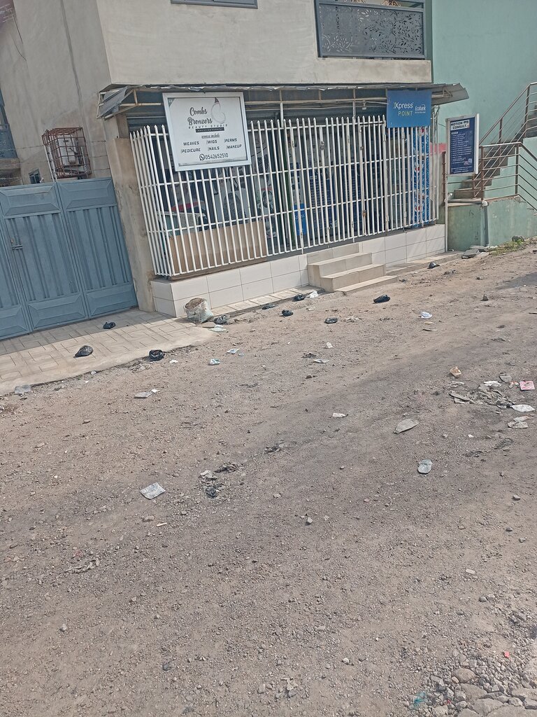 Beauty salon Combs Bronzers Beauty Salon, Accra, photo