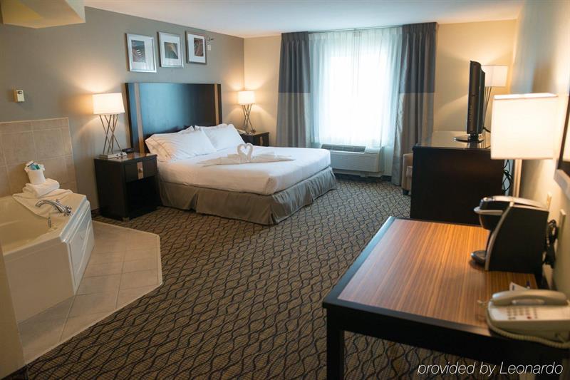 Фото Holiday Inn Express Hotel & Suites Chanhassen, an Ihg Hotel
