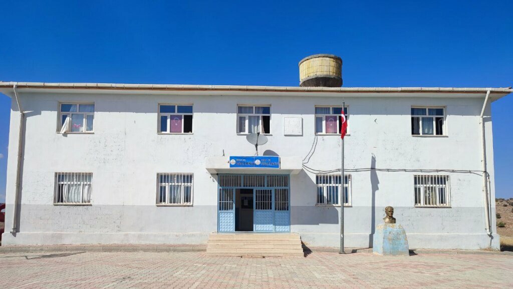 School Yayalar Middle School, Idil, photo