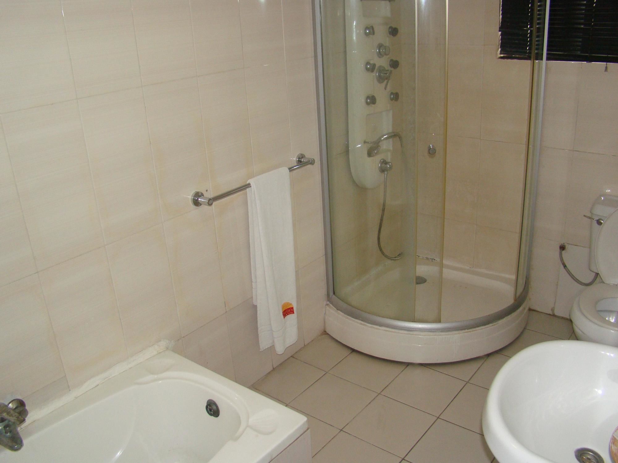 Фото Charlies Place And Suite