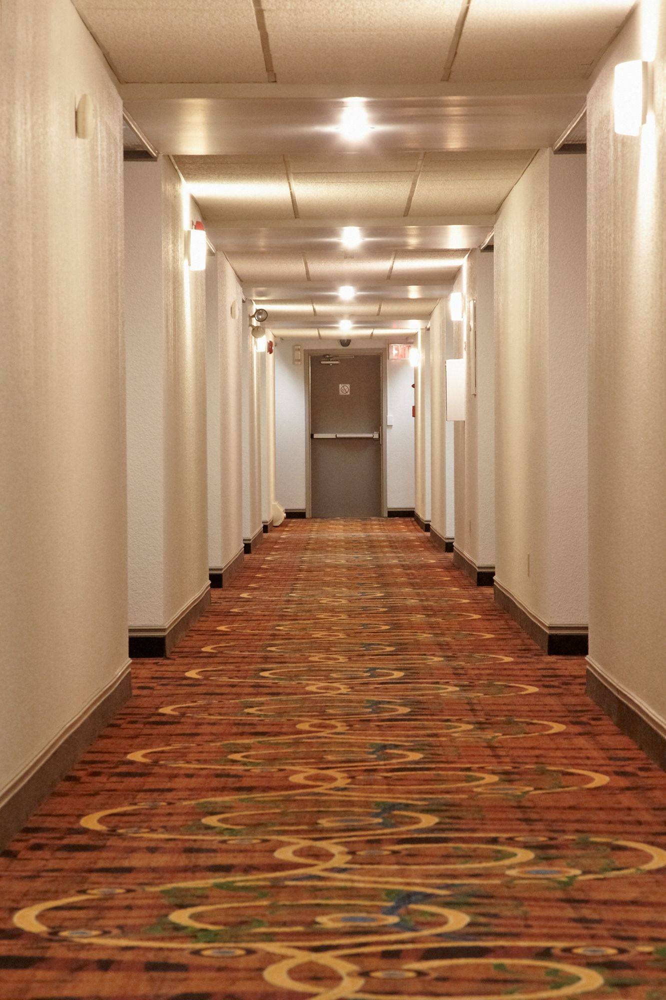 Фото Colonial Square Inn & Suites