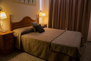 Hotel Reyesol (Fuengirola, Calle Marbella, 41), hotel