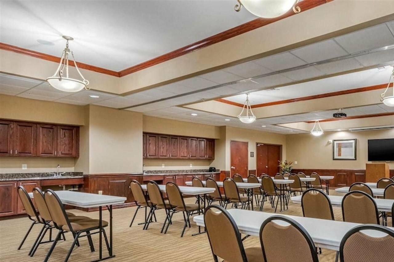 Фото Comfort Suites Central