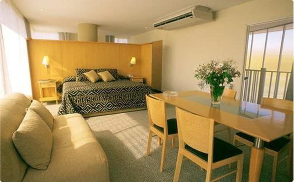 Фото Urbana Suites