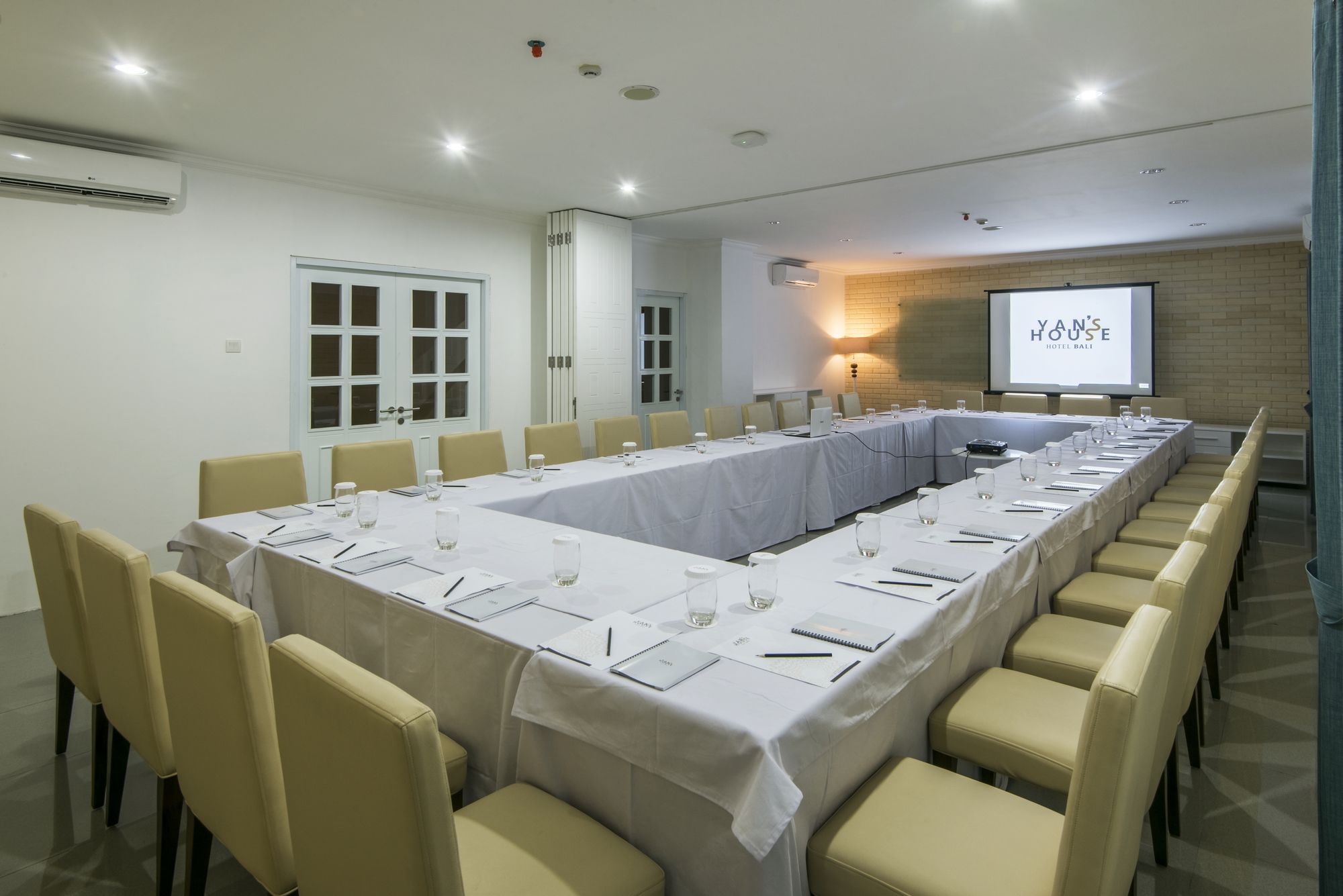 Фото Yan's House Hotel