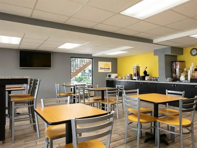 Фото Days Inn by Wyndham Clearwater/Gulf to Bay